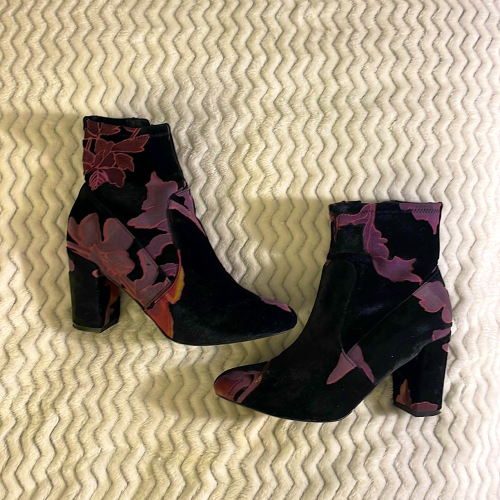 EVERYTHING MUST GO!! Steve Madden Blk/ Lilac Floral Bootie. Sz 8.